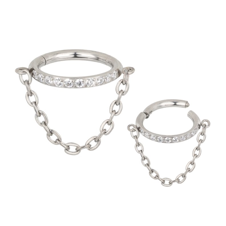 Anello Piercing Clicker ornato di strass e catena in titanio Anello Piercing Clicker ornato di strass e catena in titanio